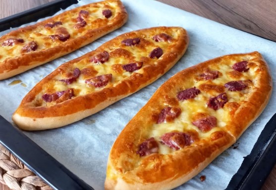 Sucuklu Kaşarlı Pide